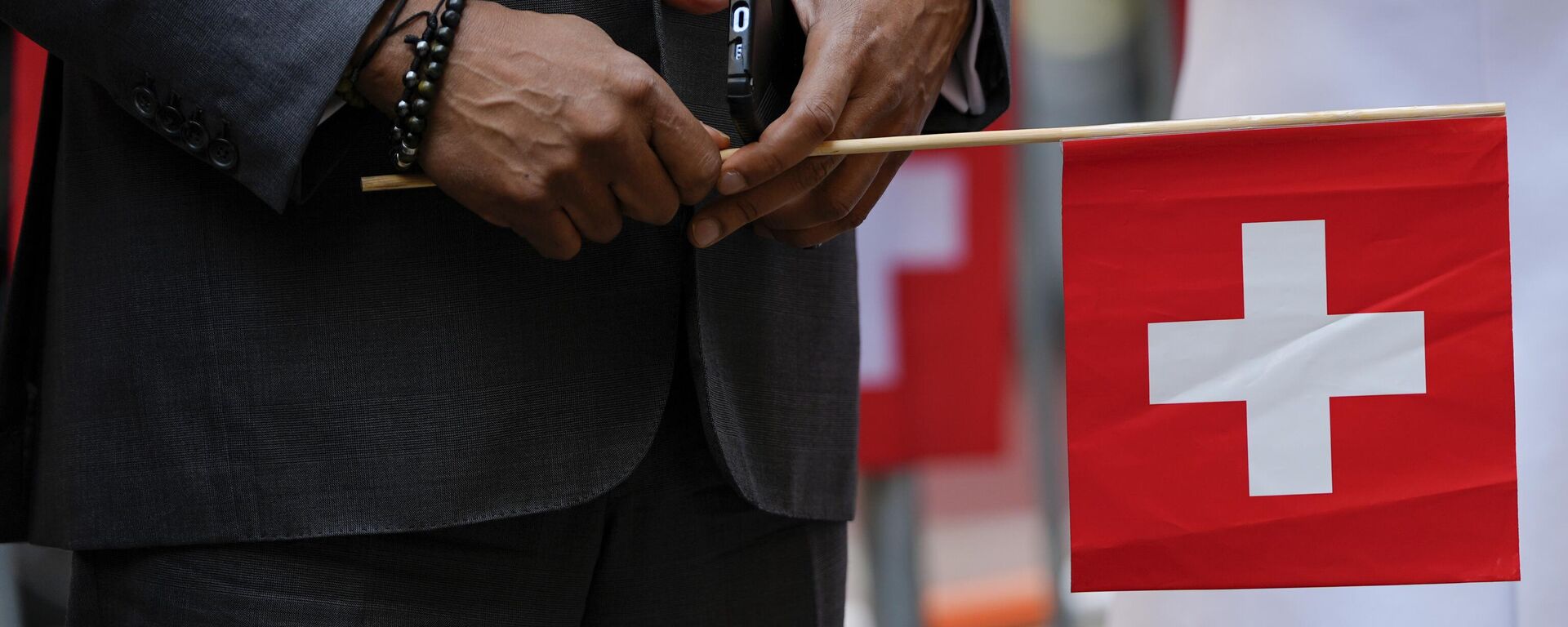 Bandeira da Suíça durante cerimônia de hasteamento da bandeira do Dia Nacional da Suíça. Nova York, 1º de agosto de 2024 - Sputnik Brasil, 1920, 19.08.2025