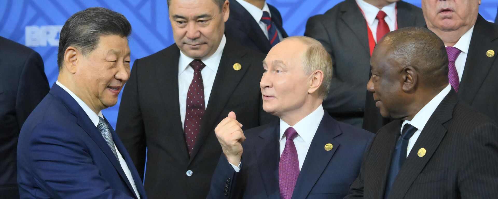 Presidente chinês Xi Jinping (esquerda), presidente russo Vladimir Putin, presidente sul-africano Cyril Ramaphosa na cerimônia conjunta de fotografia dos líderes do BRICS como parte da XVI cúpula do BRICS em Kazan, 23 de outubro de 2024 - Sputnik Brasil, 1920, 19.12.2025
