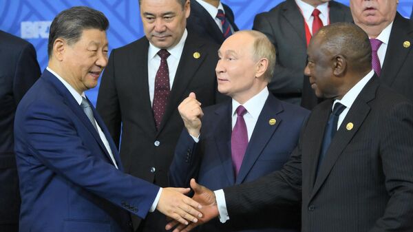 Presidente chinês Xi Jinping (esquerda), presidente russo Vladimir Putin, presidente sul-africano Cyril Ramaphosa na cerimônia conjunta de fotografia dos líderes do BRICS como parte da XVI cúpula do BRICS em Kazan, 23 de outubro de 2024 - Sputnik Brasil