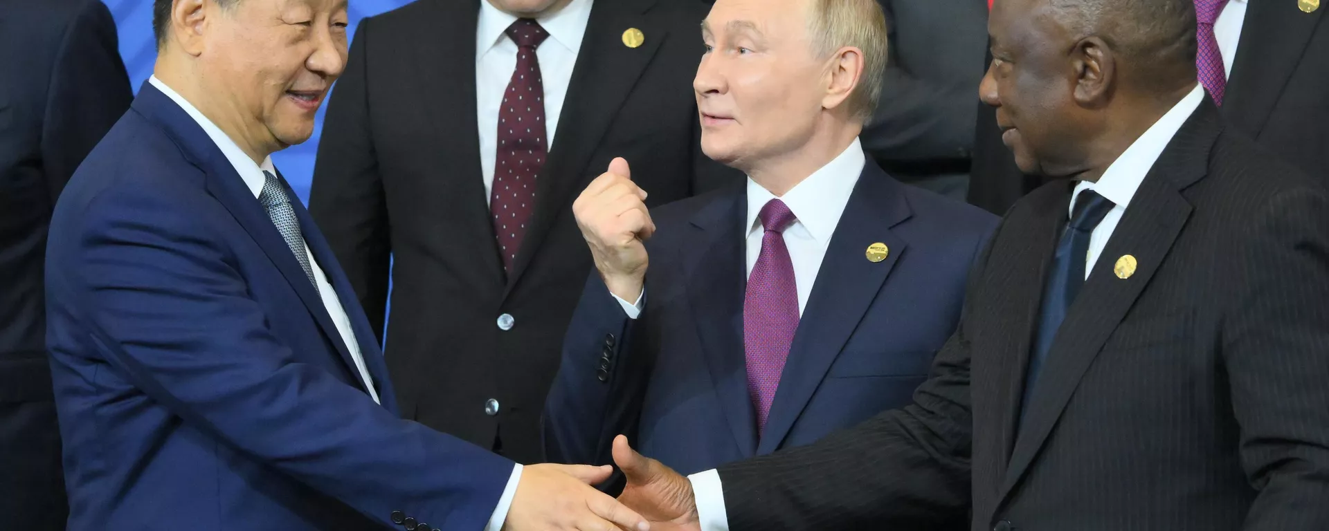 Presidente chinês Xi Jinping (esquerda), presidente russo Vladimir Putin, presidente sul-africano Cyril Ramaphosa na cerimônia conjunta de fotografia dos líderes do BRICS como parte da XVI cúpula do BRICS em Kazan, 23 de outubro de 2024 - Sputnik Brasil, 1920, 19.12.2025