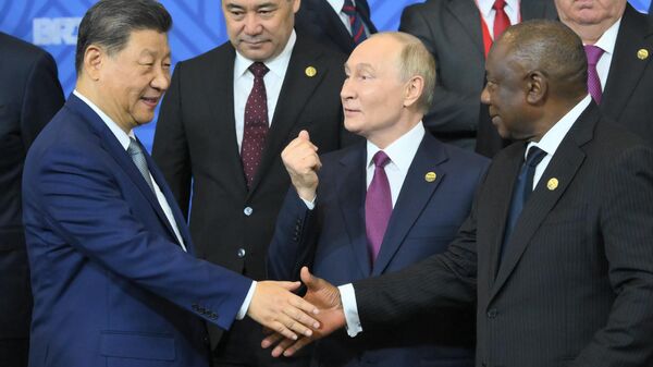 Presidente chinês Xi Jinping (esquerda), presidente russo Vladimir Putin, presidente sul-africano Cyril Ramaphosa na cerimônia conjunta de fotografia dos líderes do BRICS como parte da XVI cúpula do BRICS em Kazan, 23 de outubro de 2024 - Sputnik Brasil