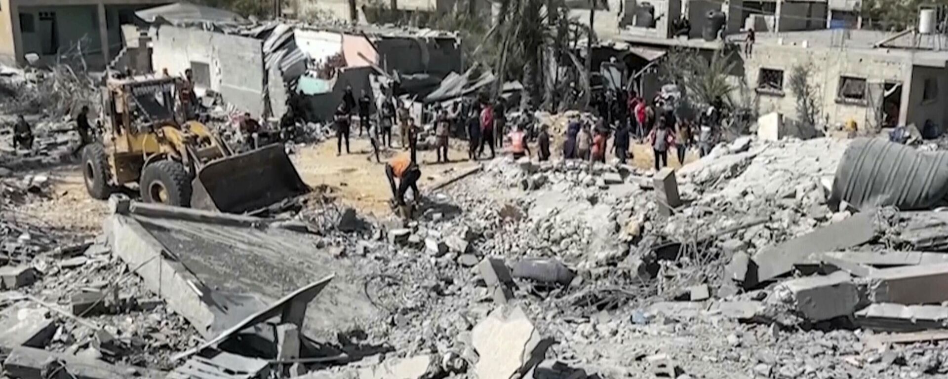 Palestinos se reúnem perto de um prédio destruído por ataques aéreos israelenses na cidade de Khan Yunis. Faixa de Gaza, Palestina, 25 de outubro de 2024 - Sputnik Brasil, 1920, 04.02.2025