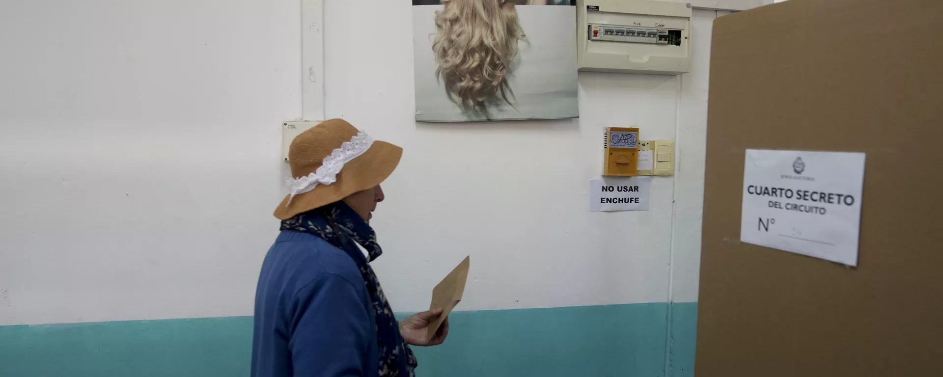 Mulher aguarda sua vez de votar durante as eleições gerais em Canelones. Uruguai, 27 de outubro de 2024 - Sputnik Brasil, 1920, 27.10.2024