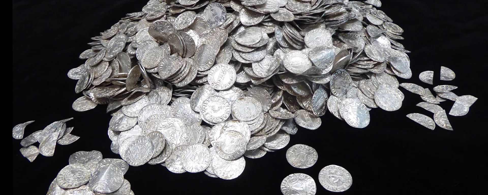 O conservado tesouro de Chew Valley Hoard composto por suas 2.584 moedas de prata - Sputnik Brasil, 1920, 28.10.2024