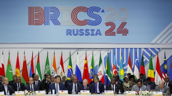 Da esquerda para a direita, Masoud Pezeshkian, Abdel Fattah el-Sisi, Xi Jinping, Vladimir Putin, Cyril Ramaphosa, Abiy Ahmed e Mauro Vieira participam da Cúpula do BRICS em Kazan. Rússia, 24 de outubro de 2024 - Sputnik Brasil