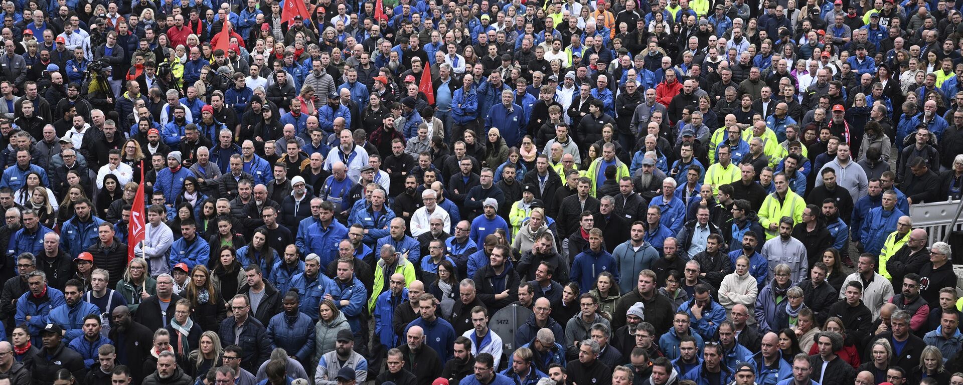 Funcionários em um evento informativo organizado pelo Conselho Geral de Trabalhadores da Volkswagen AG na principal fábrica da VW em Wolfsburg, em 28 de outubro de 2024 - Sputnik Brasil, 1920, 28.10.2024