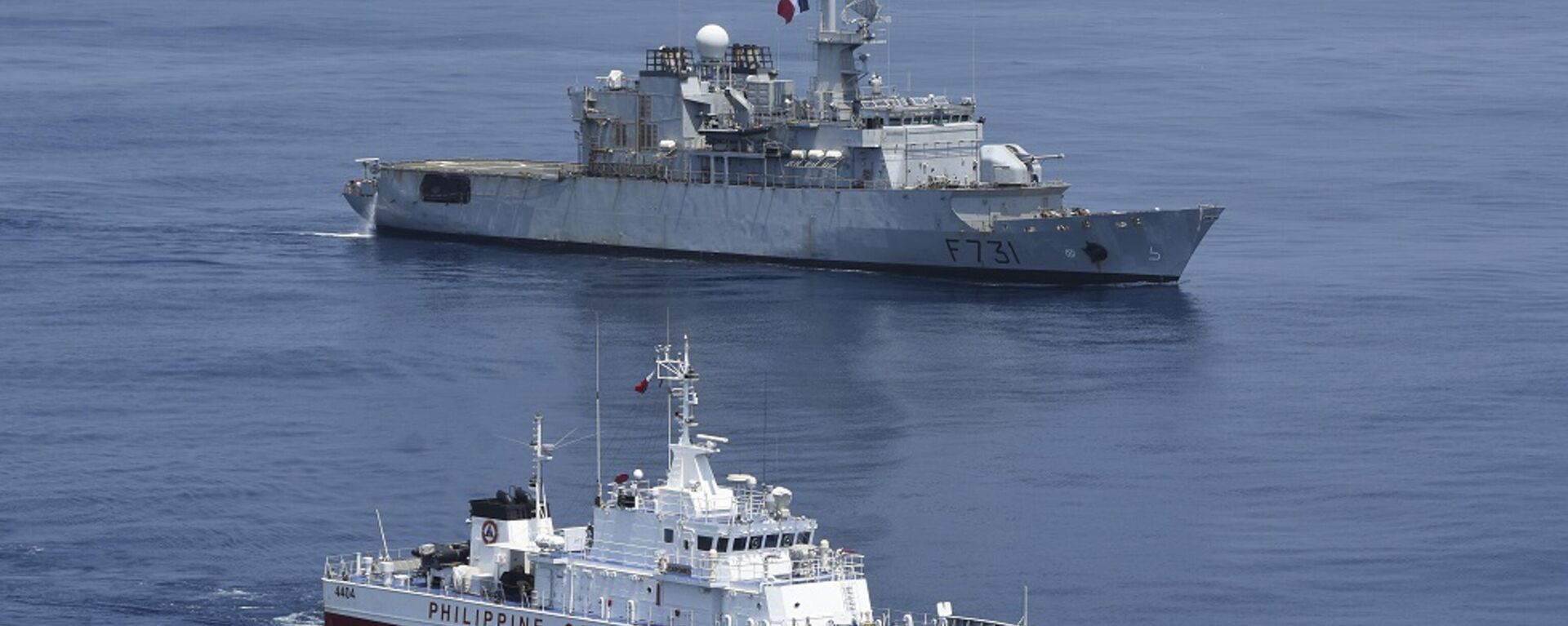 A fragata de vigilância da Marinha Francesa Prairial (F731), no topo, e o navio patrulha da Guarda Costeira Filipina BRP Capones (MRRV-4404) conduzem um exercício de passagem (PASSEX) nas águas do mar do Sul da China - Sputnik Brasil, 1920, 29.10.2024