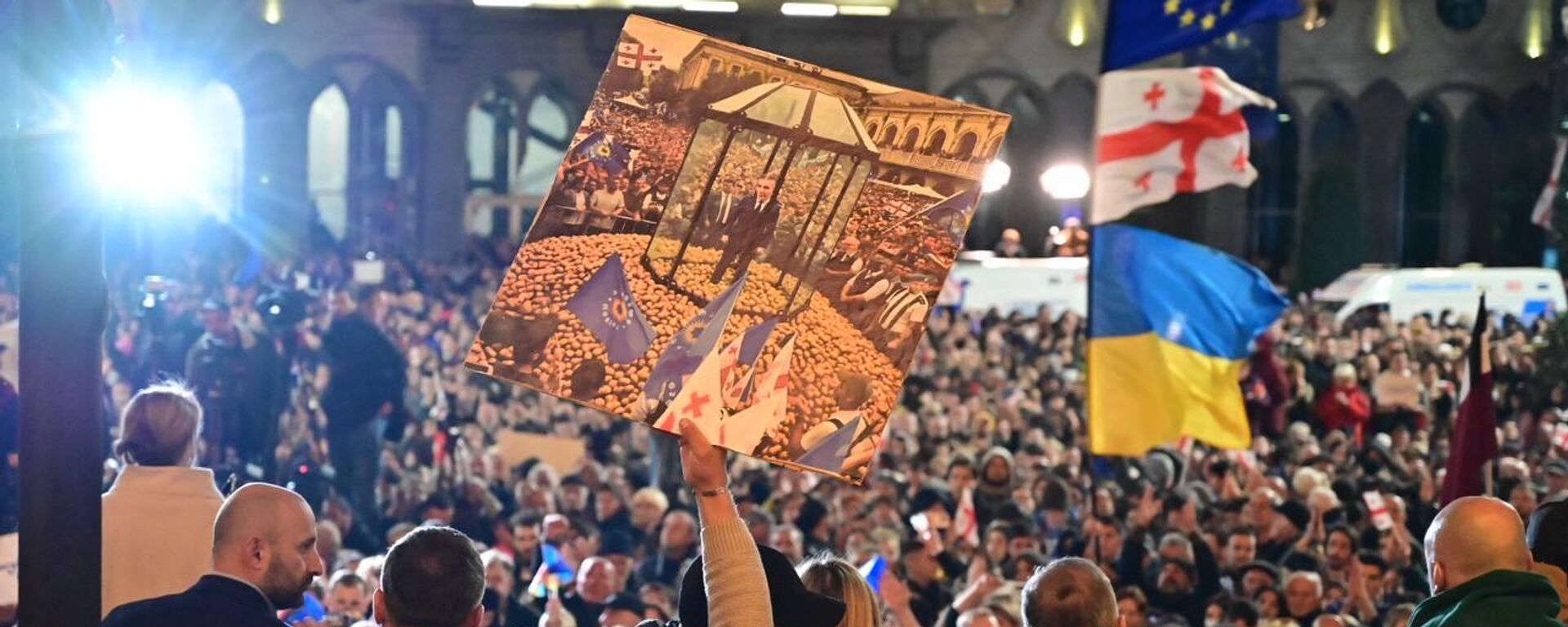 Participantes da oposição georgiana protestam em frente ao edifício do parlamento em Tbilisi, em 28 de dezembro de 2024 - Sputnik Brasil, 1920, 18.12.2024