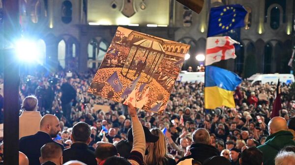 Participantes da oposição georgiana protestam em frente ao edifício do parlamento em Tbilisi, 28 de dezembro de 2024 - Sputnik Brasil