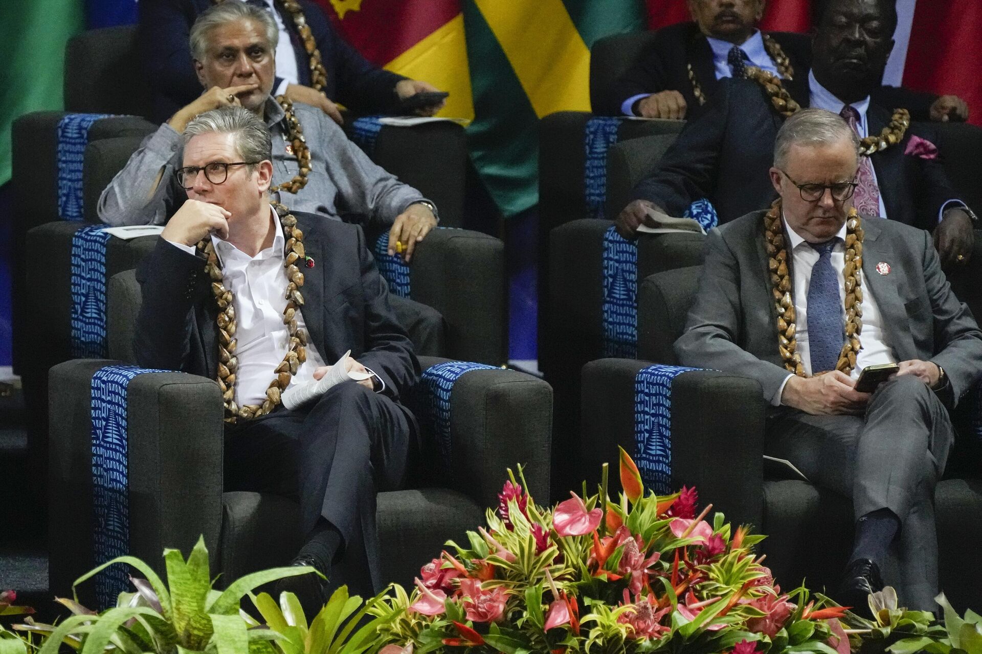 O primeiro-ministro britânico Keir Starmer, à esquerda, e o primeiro-ministro australiano Anthony Albanese durante a cerimônia de abertura da reunião dos chefes de governo da Commonwealth em Apia, Samoa, 25 de outubro de 2024 - Sputnik Brasil, 1920, 29.10.2024