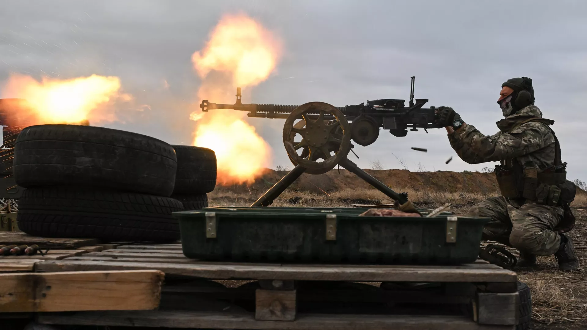 Soldado do 1430º regimento de infantaria motorizada de Guardas das Forças Armadas da Rússia durante treinamentos de tiro na direção de Zaporozhie da operação militar especial Soldado do 1430º regimento de infantaria motorizada de Guardas das Forças Armadas da Rússia durante treinamentos de tiro na direção de Zaporozhie da operação militar especial - Sputnik Brasil, 1920, 25.01.2026