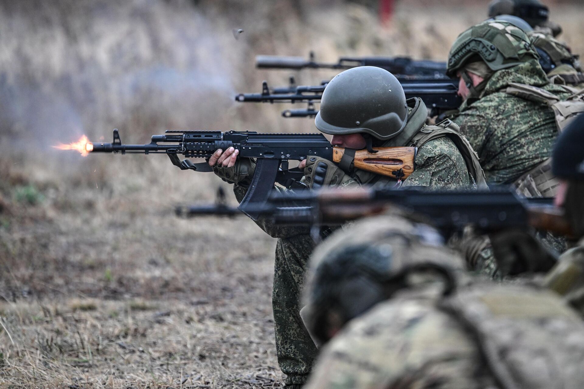 Soldados do 1.430º Regimento de Infantaria Motorizada de Guarda das Forças Armadas russas em exercício de tiro na direção de Zaporozhie, na zona da operação militar especial - Sputnik Brasil, 1920, 07.11.2024