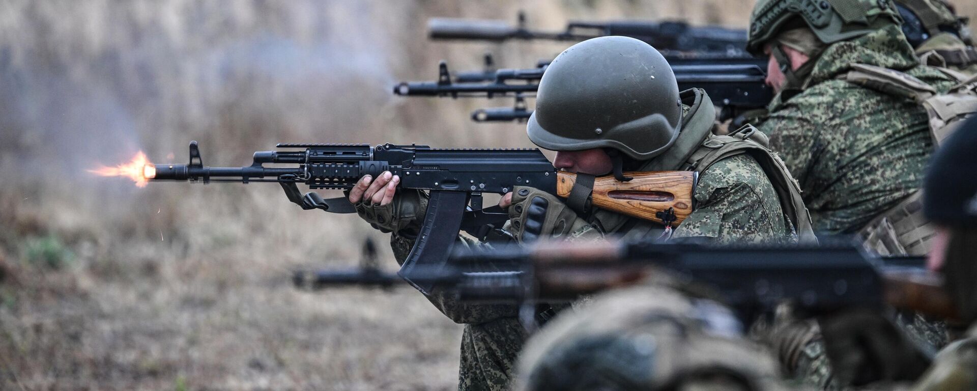 Soldados do 1.430º Regimento de Infantaria Motorizada de Guarda das Forças Armadas russas em exercício de tiro na direção de Zaporozhie, na zona da operação militar especial - Sputnik Brasil, 1920, 09.02.2025