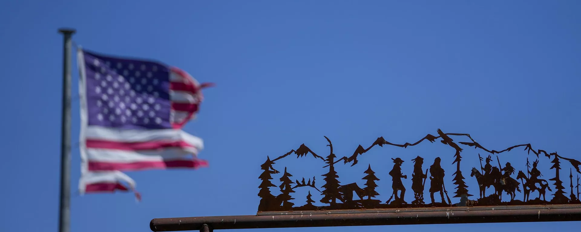 Bandeira dos EUA serve de pano de fundo para a decoração de entrada de uma residência na manhã seguinte a um tornado mortal em Valley View, Texas. EUA, 26 de maio de 2024 - Sputnik Brasil, 1920, 30.10.2024