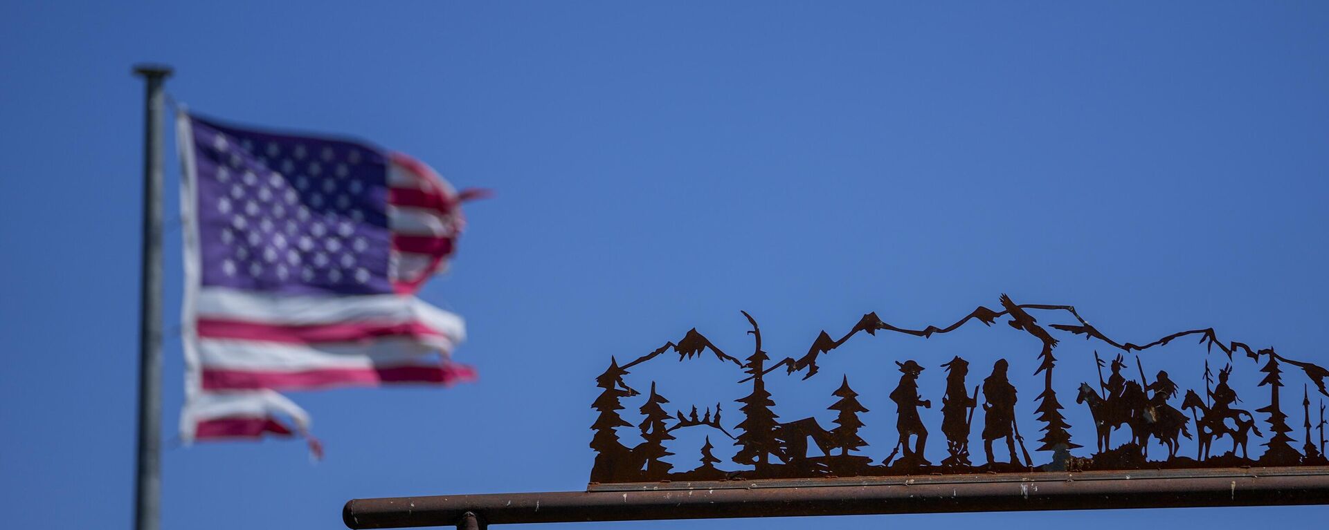 Bandeira dos EUA serve de pano de fundo para a decoração de entrada de uma residência na manhã seguinte a um tornado mortal em Valley View, Texas. EUA, 26 de maio de 2024 - Sputnik Brasil, 1920, 30.10.2024