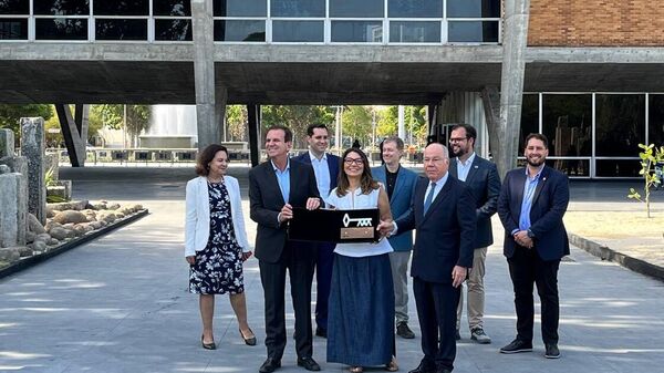 Rosângela Lula da Silva, primeira-dama do Brasil (ao centro), entre o prefeito do Rio de Janeiro, Eduardo Paes (PSD, à esquerda), e o chanceler brasileiro, Mauro Vieira, na entrega da revitalização do Museu de Arte Moderna do Rio de Janeiro (MAM), que vai sediar o G20 - Sputnik Brasil