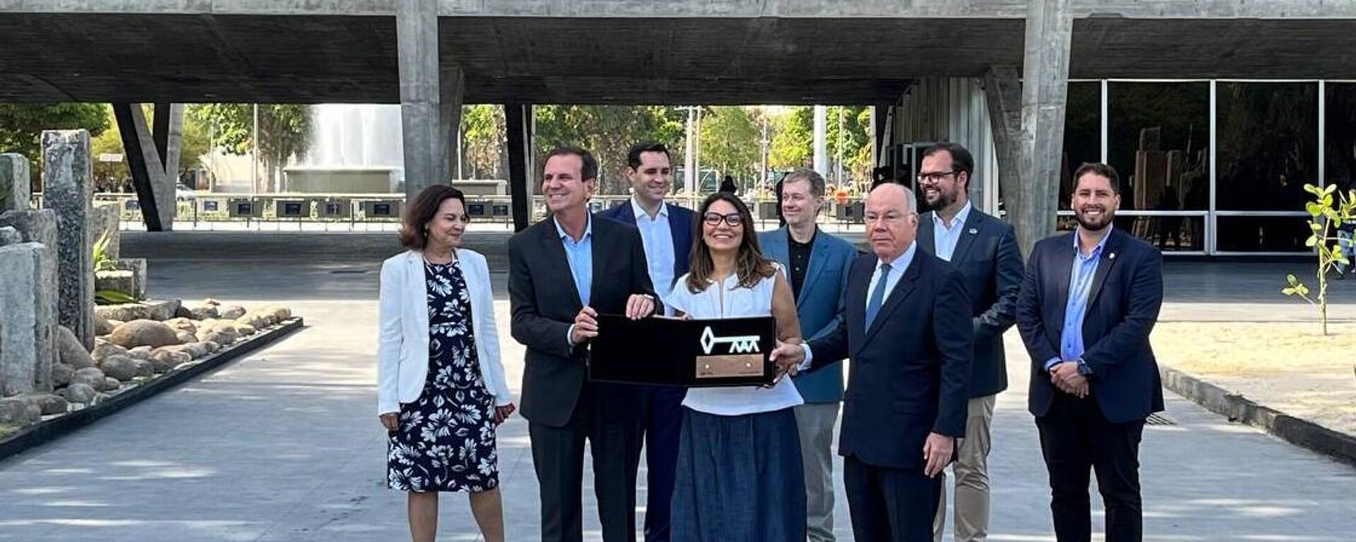 Rosângela Lula da Silva, primeira-dama do Brasil (ao centro), entre o prefeito do Rio de Janeiro, Eduardo Paes (PSD, à esquerda), e o chanceler brasileiro, Mauro Vieira, na entrega da revitalização do Museu de Arte Moderna do Rio de Janeiro (MAM), que vai sediar o G20 - Sputnik Brasil, 1920, 30.10.2024