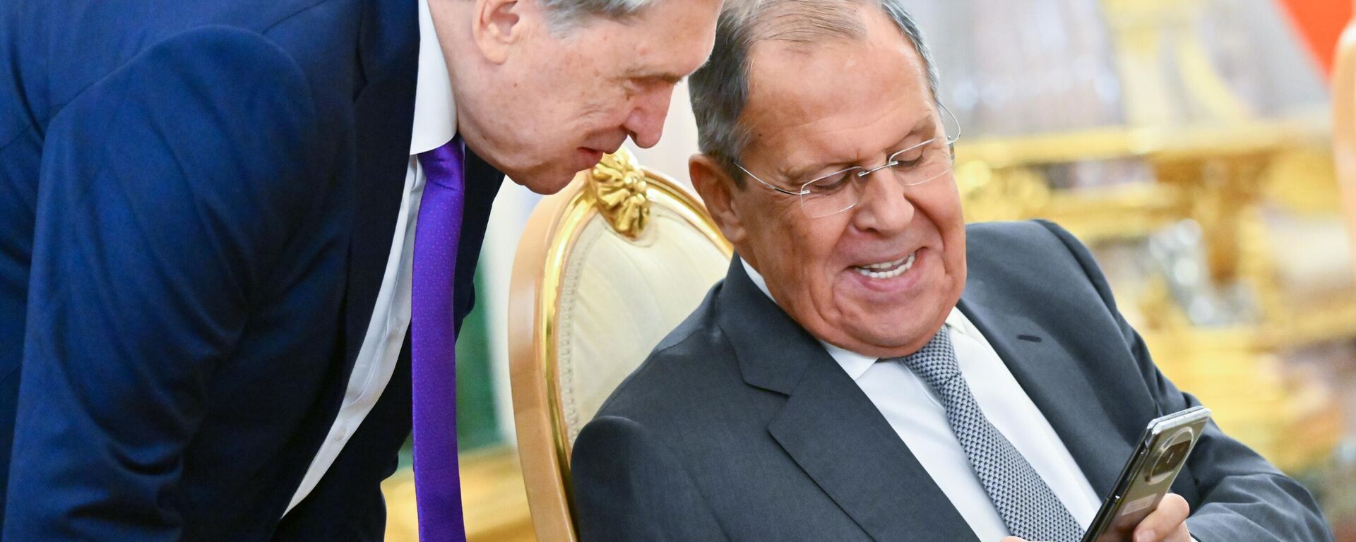 Assessor presidencial russo Yuri Ushakov (à esquerda) e o ministro das Relações Exteriores da Rússia, Sergei Lavrov antes de uma reunião com o presidente russo, Vladimir Putin, em Moscou, 8 de outubro de 2024. - Sputnik Brasil, 1920, 31.10.2024