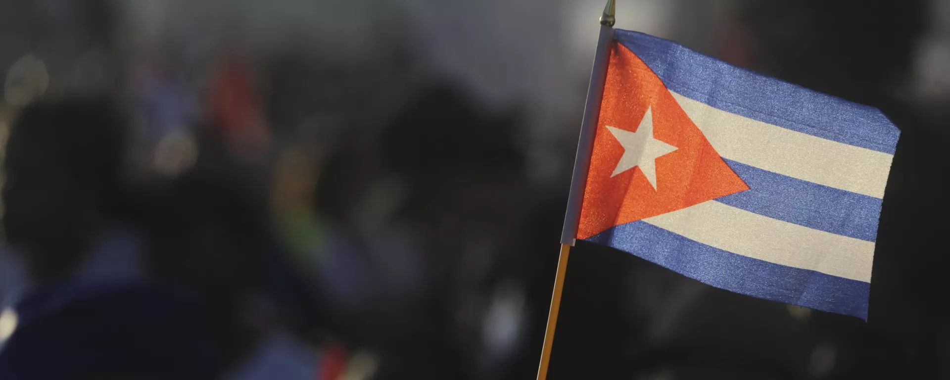 Uma pessoa agita uma bandeira cubana durante ato em celebração ao Dia Internacional dos Trabalhadores, na Praça da Revolução, em Havana. Cuba, 1º de maio de 2024 - Sputnik Brasil, 1920, 04.11.2024