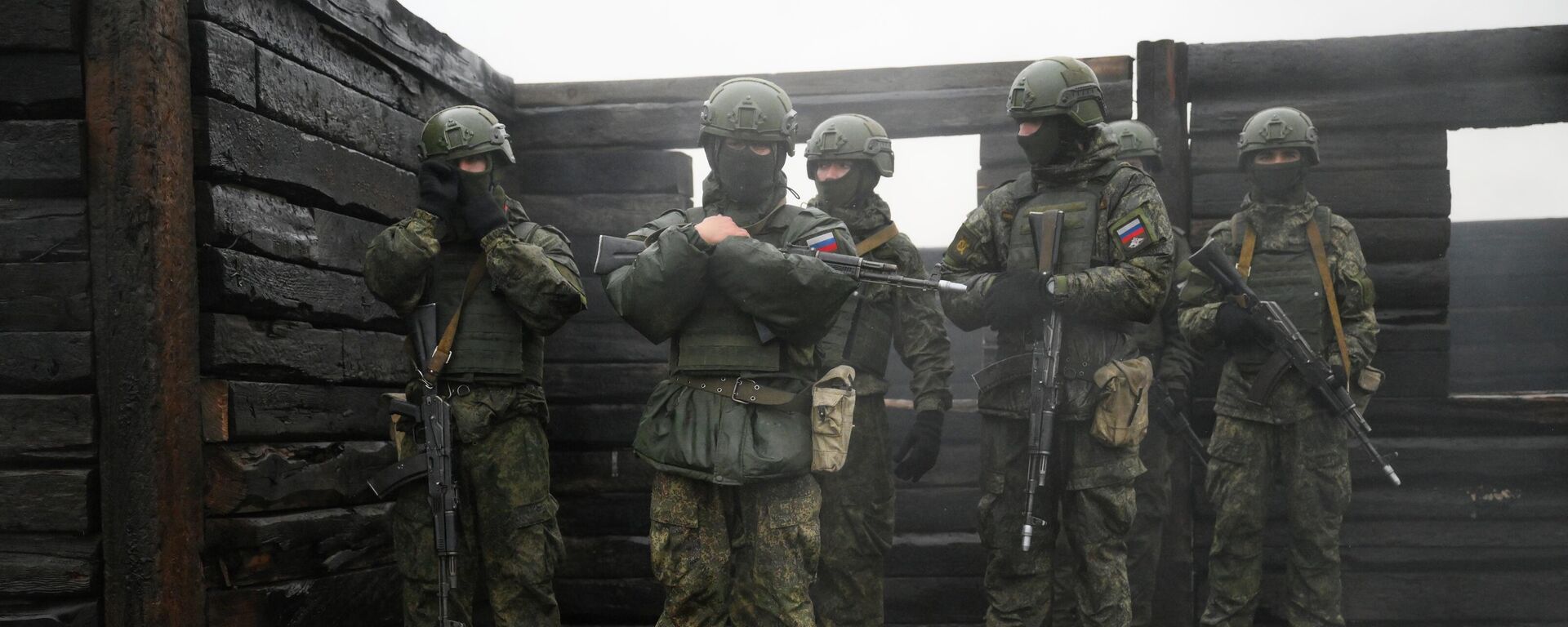 Treinamento final de combate de preparação para atacar fortificações do inimigo convencional no território de um campo de treinamento militar na região de Saratov. - Sputnik Brasil, 1920, 04.10.2025