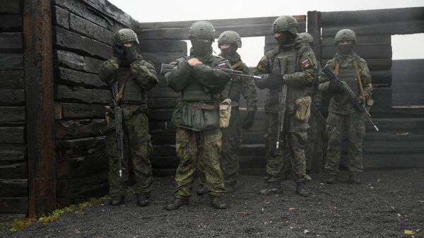 Treinamento final de combate de preparação para atacar fortificações do inimigo convencional no território de um campo de treinamento militar na região de Saratov. - Sputnik Brasil