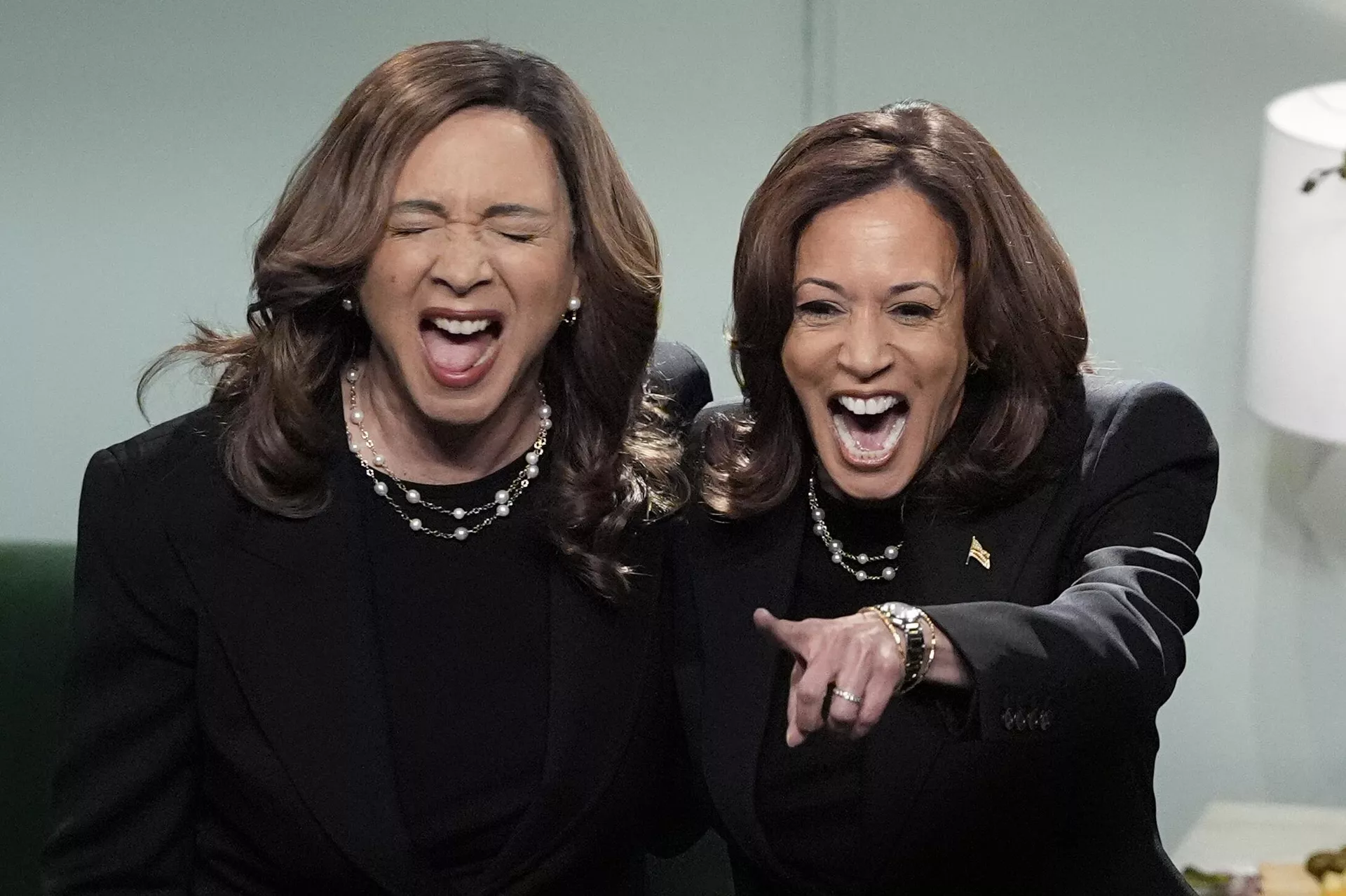 Candidata democrata à presidência, a vice-presidente Kamala Harris, aparece no programa “Saturday Night Live”, da NBC, com Maya Rudolph, 2 de novembro de 2024, em Nova York. - Sputnik Brasil, 1920, 03.11.2024