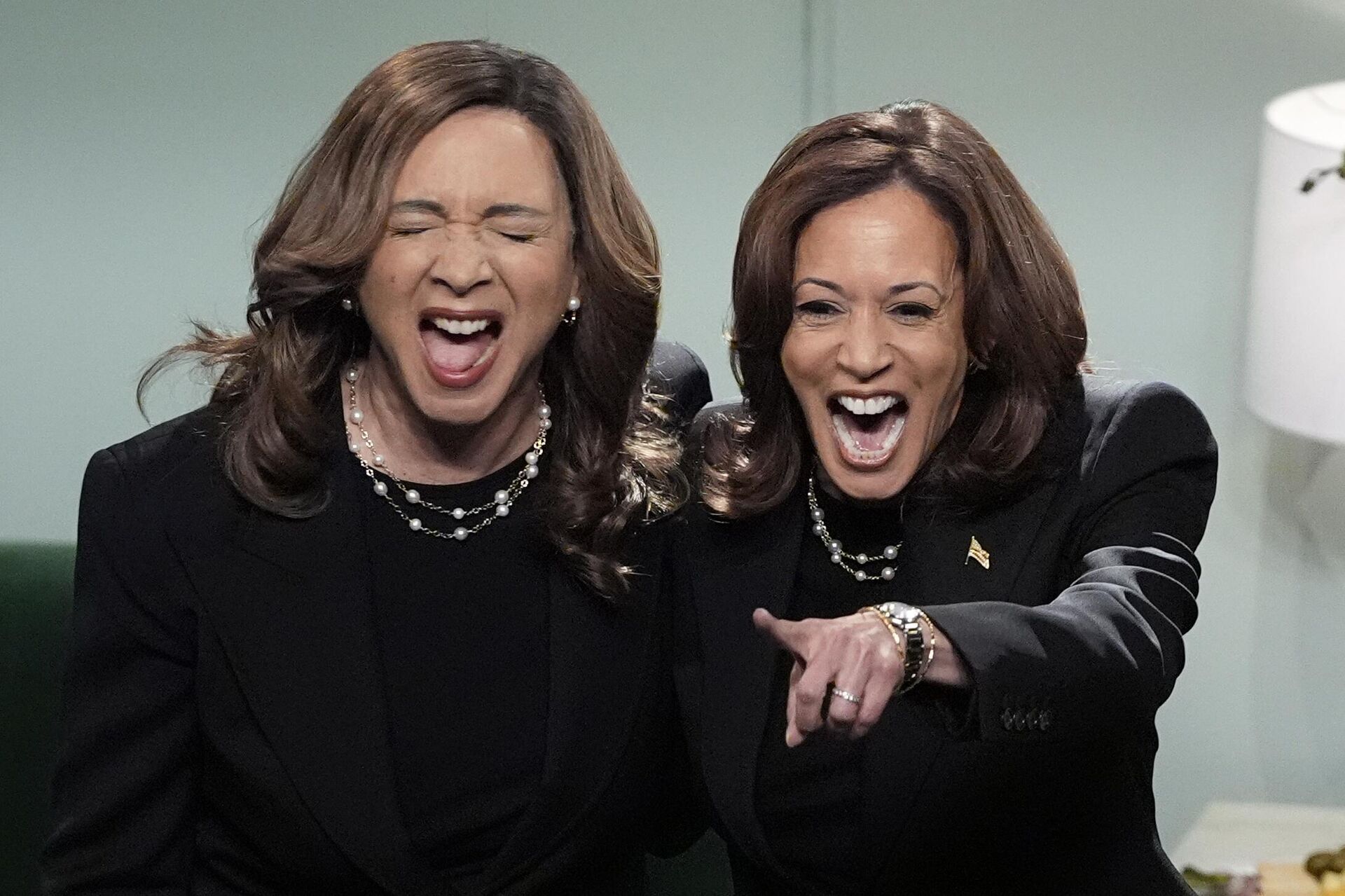 Candidata democrata à presidência, a vice-presidente Kamala Harris, aparece no programa “Saturday Night Live”, da NBC, com Maya Rudolph, 2 de novembro de 2024, em Nova York. - Sputnik Brasil, 1920, 03.11.2024