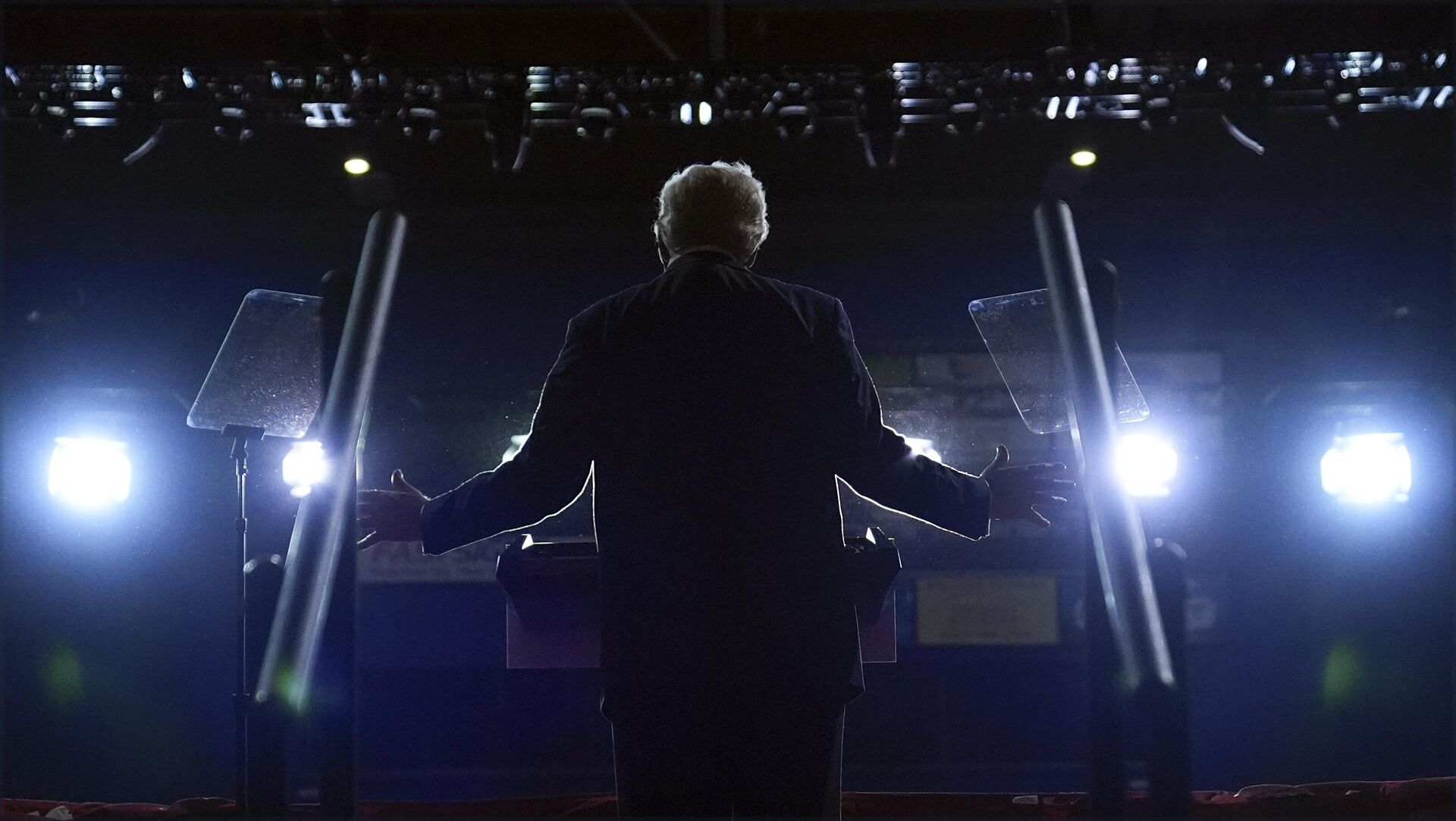 Candidato republicano à presidência, ex-presidente Donald Trump, fala em um comício de campanha no Salem Civic Center, 2 de novembro de 2024, em Salem, Virgínia. - Sputnik Brasil, 1920, 03.11.2024