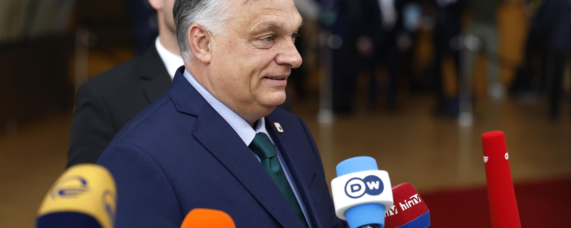 O primeiro-ministro da Hungria, Viktor Orbán, fala com a mídia ao chegar para uma cúpula da União Europeia (UE) em Bruxelas, 27 de junho de 2024 - Sputnik Brasil, 1920, 03.11.2024