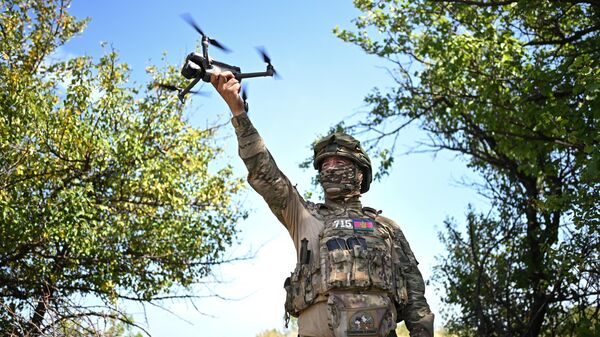 Militar russo com um drone na zona de operação especial, foto de arquivo - Sputnik Brasil