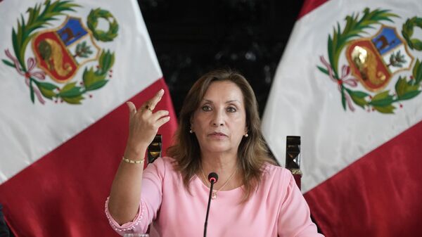 A presidente do Peru, Dina Boluarte, levanta a mão para mostrar o anel e a pulseira que está usando, durante entrevista coletiva no Palácio do Governo, em Lima, Peru, em 5 de abril de 2024. As autoridades estão investigando se ela recebeu ilegalmente centenas de milhares de dólares em dinheiro, relógios de luxo e joias - Sputnik Brasil