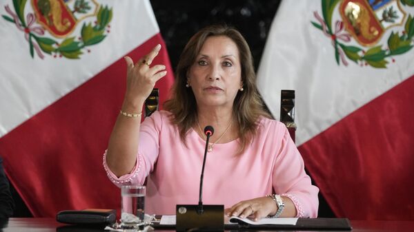 A presidente do Peru, Dina Boluarte, levanta a mão para mostrar o anel e a pulseira que está usando, durante entrevista coletiva no Palácio do Governo, em Lima, Peru, em 5 de abril de 2024. As autoridades estão investigando se ela recebeu ilegalmente centenas de milhares de dólares em dinheiro, relógios de luxo e joias - Sputnik Brasil