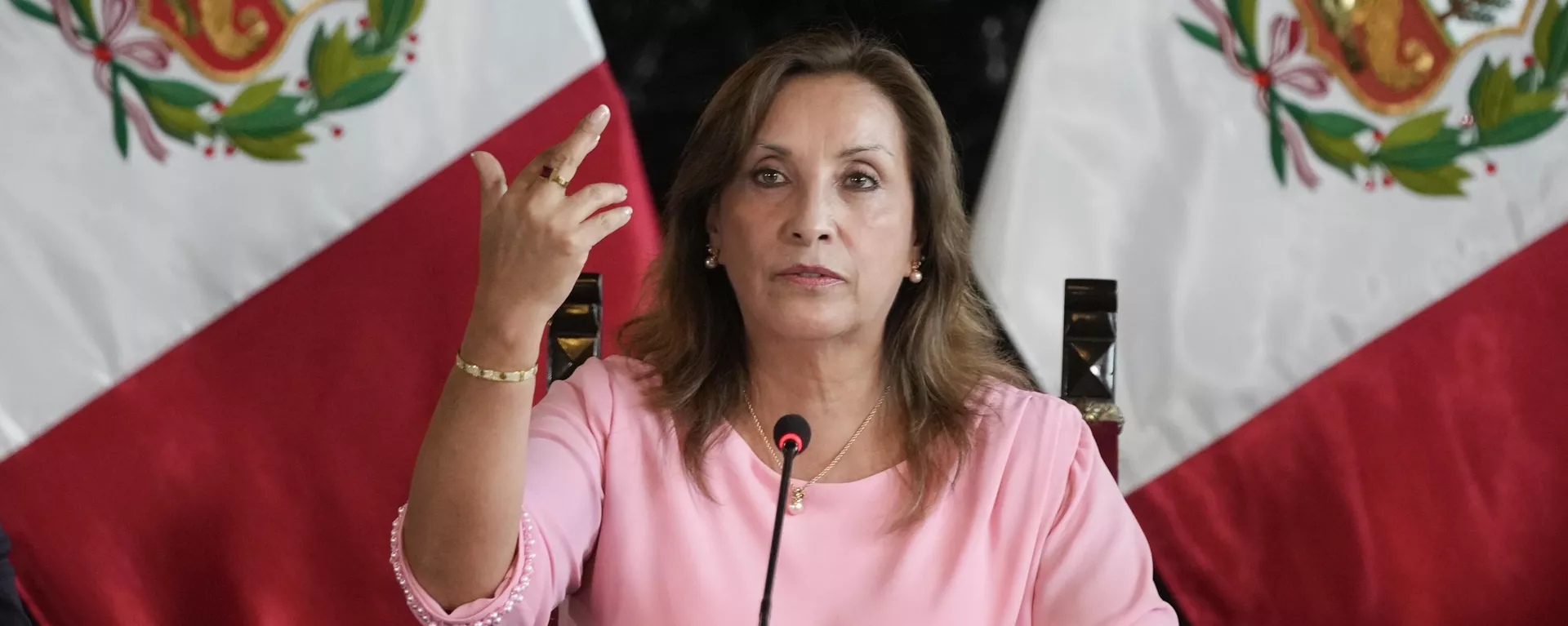 A presidente do Peru, Dina Boluarte, levanta a mão para mostrar o anel e a pulseira que está usando, durante entrevista coletiva no Palácio do Governo, em Lima, Peru, em 5 de abril de 2024. As autoridades estão investigando se ela recebeu ilegalmente centenas de milhares de dólares em dinheiro, relógios de luxo e joias - Sputnik Brasil, 1920, 04.11.2024