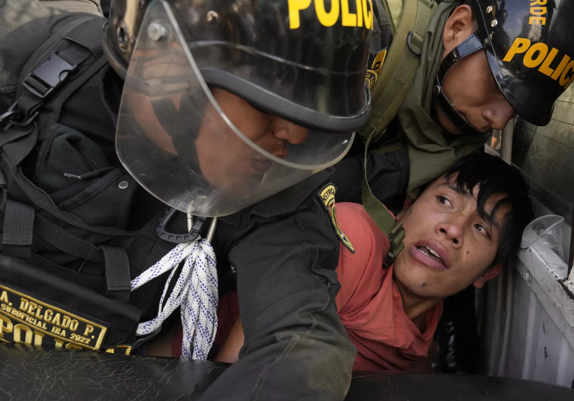 Um manifestante é detido e jogado na traseira de um veículo policial durante confrontos em Lima, Peru, em 19 de janeiro de 2023. Os manifestantes buscam eleições imediatas, a renúncia de Dina Boluarte, a libertação do presidente deposto Pedro Castillo e justiça para até 48 manifestantes mortos em confrontos com a polícia - Sputnik Brasil, 1920, 04.11.2024