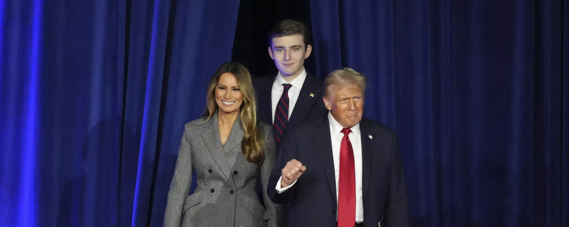 Candidato presidencial republicano e ex-presidente Donald Trump chega com a ex-primeira-dama Melania Trump e o filho Barron Trump ao centro de convenções de Palm Beach durante a festa de vigilância noturna eleitoral - Sputnik Brasil, 1920, 06.11.2024