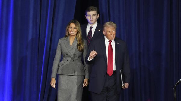 Candidato presidencial republicano e ex-presidente Donald Trump chega com a ex-primeira-dama Melania Trump e o filho Barron Trump ao centro de convenções de Palm Beach durante a festa de vigilância noturna eleitoral - Sputnik Brasil