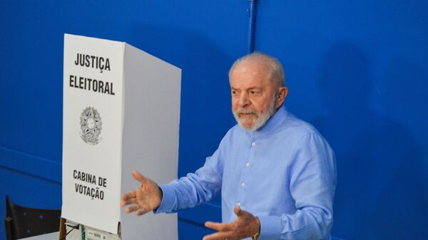Lula fala com repórteres durante votação no primeiro turno das eleições municipais em São Bernardo do Campo (SP) - Sputnik Brasil