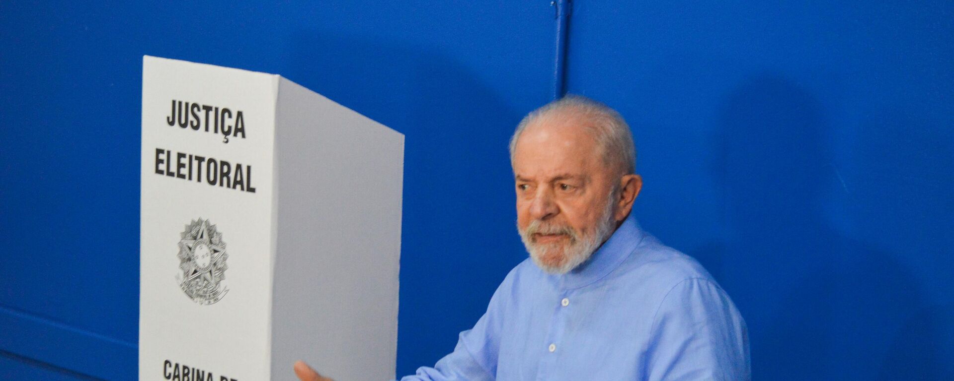 Lula fala com repórteres durante votação no primeiro turno das eleições municipais em São Bernardo do Campo (SP) - Sputnik Brasil, 1920, 16.05.2026