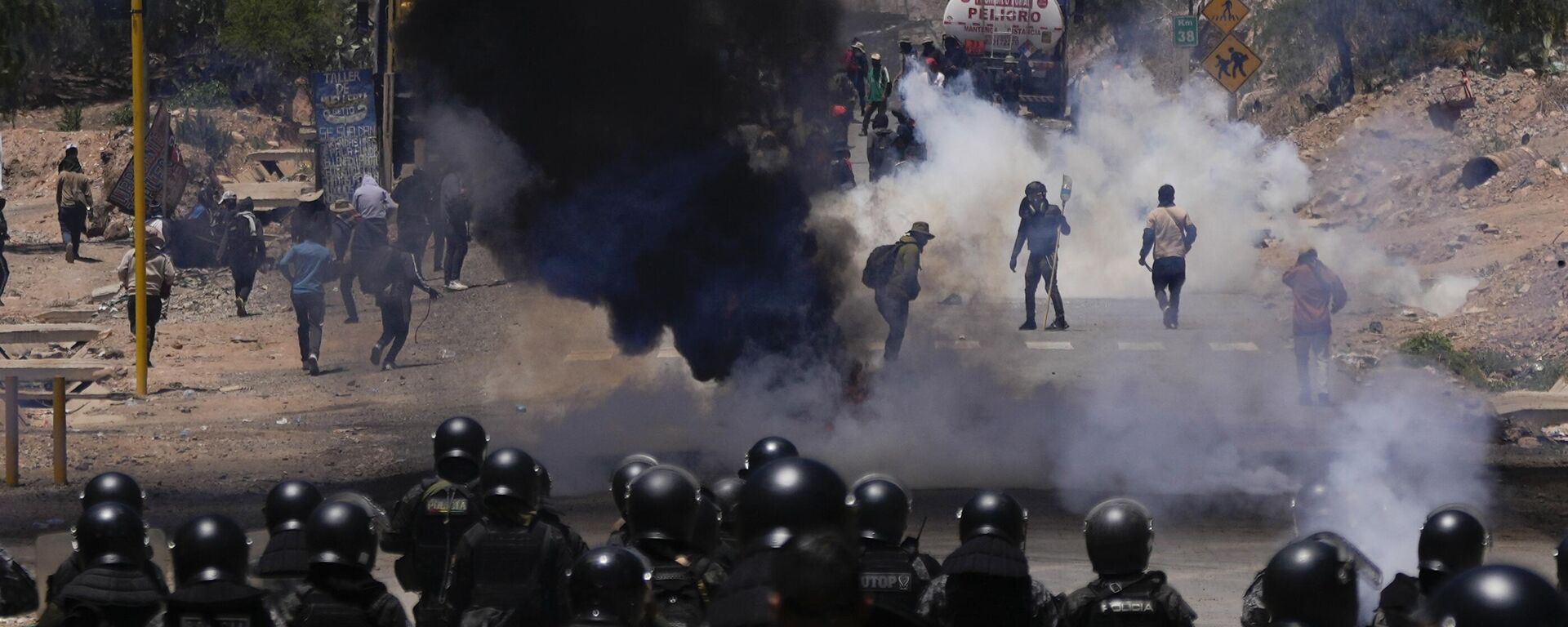 Polícia entra em confronto com manifestantes ligados ao ex-presidente Evo Morales durante bloqueio de rodovia em Parotani. Bolívia, 1º de novembro de 2024 - Sputnik Brasil, 1920, 07.11.2024