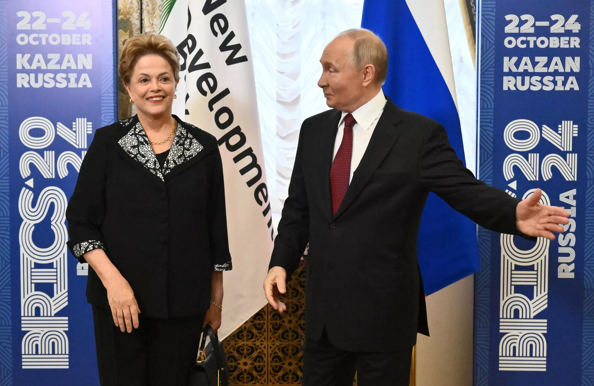 O presidente russo, Vladimir Putin, e a presidente do Novo Banco de Desenvolvimento do BRICS, Dilma Rousseff, durante sua reunião à margem da 16ª cúpula do BRICS em Kazan, Rússia, 22 de outubro de 2024 - Sputnik Brasil, 1920, 05.12.2024