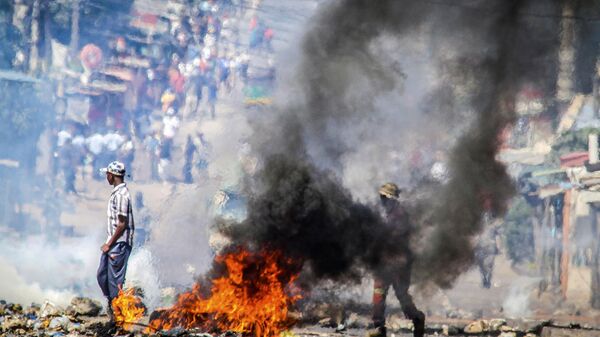 Protestos na capital de Moçambique, Maputo, após a oposição rejeitar os resultados das eleições, que perpetuam o governo de 49 anos do partido Frente de Libertação de Moçambique (Frelimo) - Sputnik Brasil