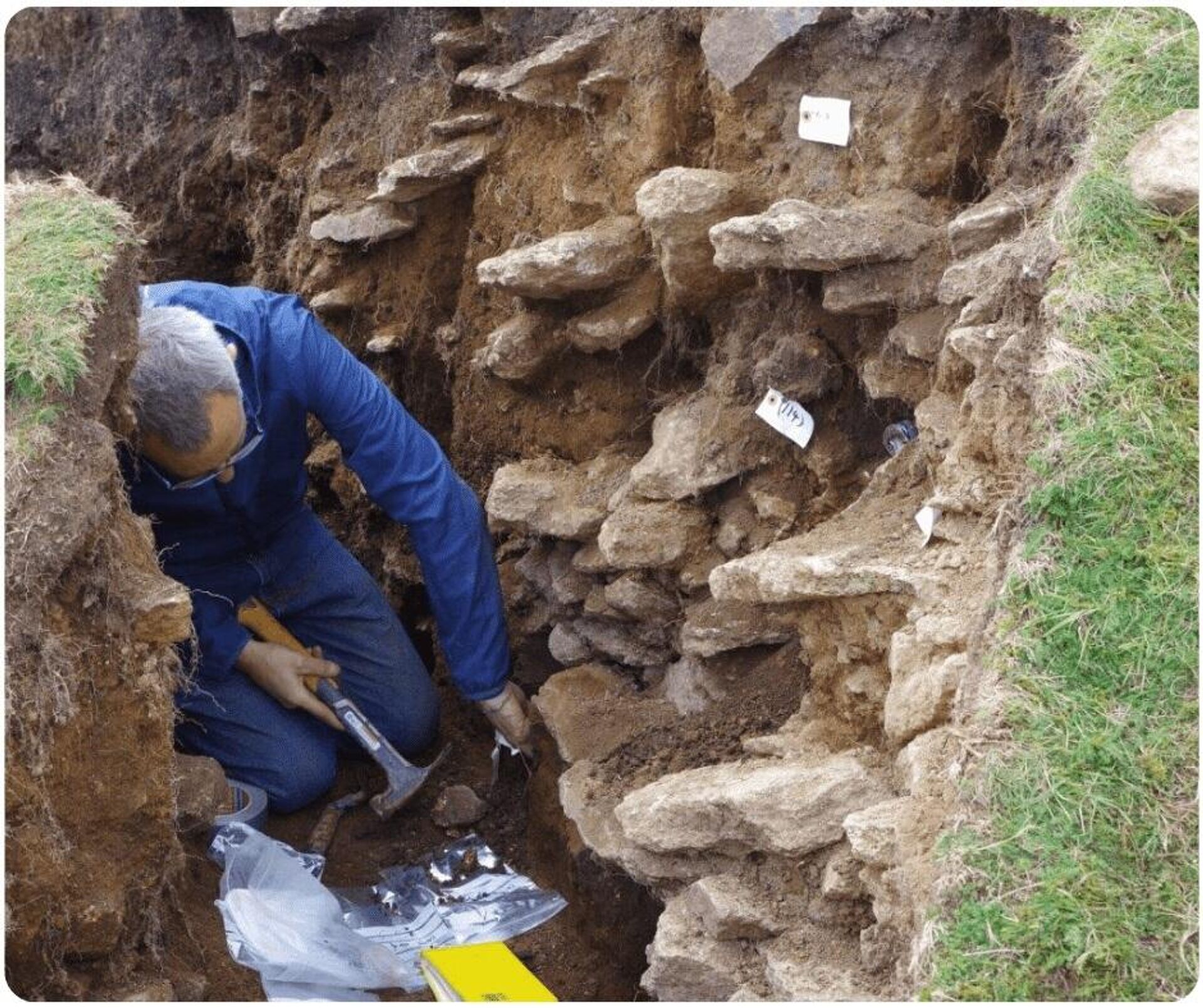 Um arqueólogo trabalha na escavação do Salão do Rei Arthur.