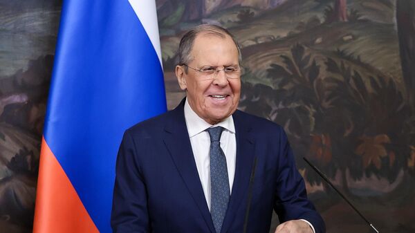 O ministro das Relações Exteriores da Rússia, Sergei Lavrov, faz declaração conjunta com o embaixador de Camarões na Rússia, Mahamat Paba Sale, durante uma reunião com chefes de missões diplomáticas de países africanos para marcar o Dia da África em Moscou, Rússia - Sputnik Brasil