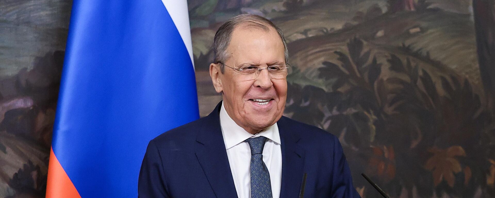 O ministro das Relações Exteriores da Rússia, Sergei Lavrov, faz declaração conjunta com o embaixador de Camarões na Rússia, Mahamat Paba Sale, durante uma reunião com chefes de missões diplomáticas de países africanos para marcar o Dia da África em Moscou, Rússia - Sputnik Brasil, 1920, 10.11.2024