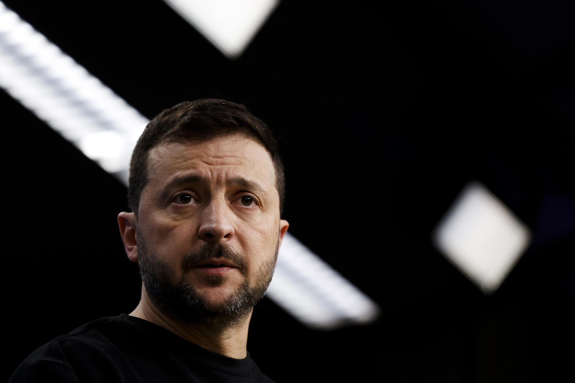 Vladimir Zelensky fala com jornalistas durante coletiva de imprensa em uma cúpula da União Europeia em Bruxelas. Bélgica, 17 de outubro de 2024 - Sputnik Brasil, 1920, 11.11.2024