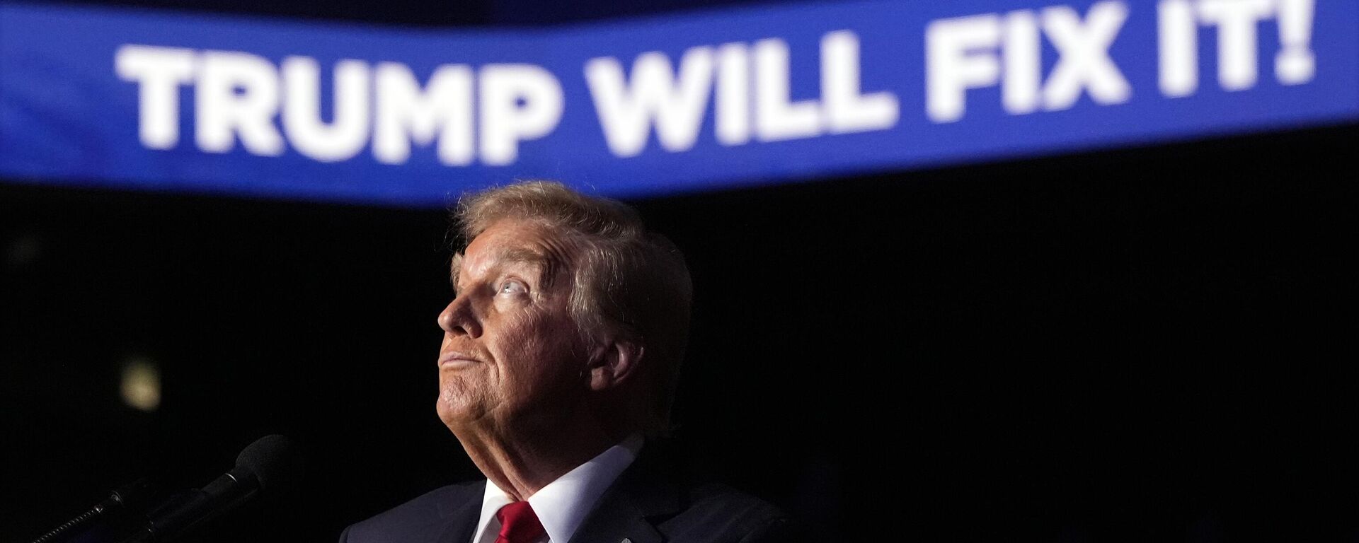 O então candidato presidencial republicano, ex-presidente Donald Trump, discursa durante um comício de campanha no Lee's Family Forum, em Henderson, Nevada, 31 de outubro de 2024 O então candidato presidencial republicano, ex-presidente Donald Trump, discursa durante um comício de campanha no Lee's Family Forum, em Henderson, Nevada, 31 de outubro de 2024 - Sputnik Brasil, 1920, 12.12.2024