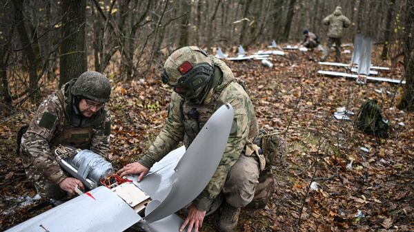 Operadores de drones do tipo de aeronave Molniya-2 do Batalhão de Minas Especial Feniks da 1ª Brigada de Engenharia, na região de Kursk. - Sputnik Brasil