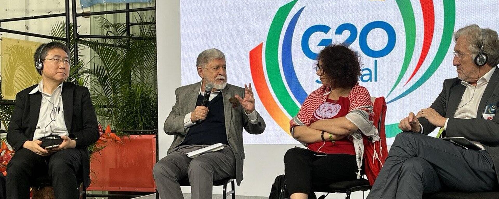 Encontro durante o G20 Social, no Rio de Janeiro. Da esquerda para a direita: Ha Joon Chang, economista e autor do best-seller Chutando a Escada; Celso Amorim, assessor especial da presidência para assuntos internacionais; Yildiz Temürtürkan, coordenadora internacional da Marcha Mundial das Mulheres (MMM) e Antonio Lisboa, representante da  Sindical Internacional (CSI). - Sputnik Brasil, 1920, 15.11.2024