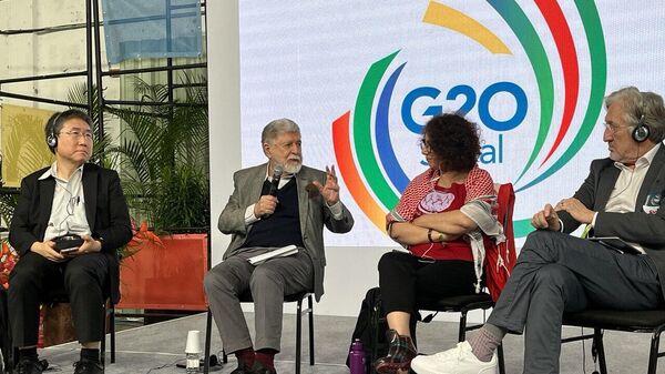 Encontro durante o G20 Social, no Rio de Janeiro. Da esquerda para a direita: Ha Joon Chang, economista e autor do best-seller Chutando a Escada; Celso Amorim, assessor especial da presidência para assuntos internacionais; Yildiz Temürtürkan, coordenadora internacional da Marcha Mundial das Mulheres (MMM) e Antonio Lisboa, representante da  Sindical Internacional (CSI). - Sputnik Brasil