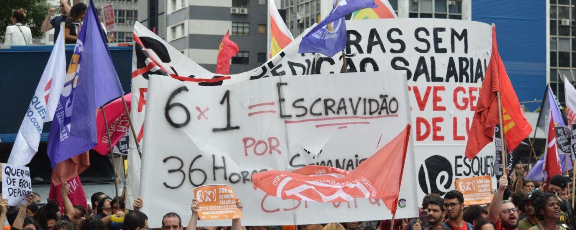 Trabalhadores e movimentos populares protestam na Avenida Paulista, em São Paulo (SP), contra a escala de trabalho 6x1. - Sputnik Brasil, 1920, 15.11.2024